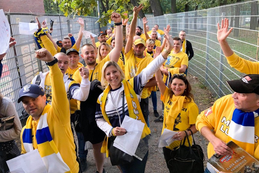 Kibice Motoru Lublin już się bawią na stadionie we Wrocławiu przed meczem z Betard Spartą