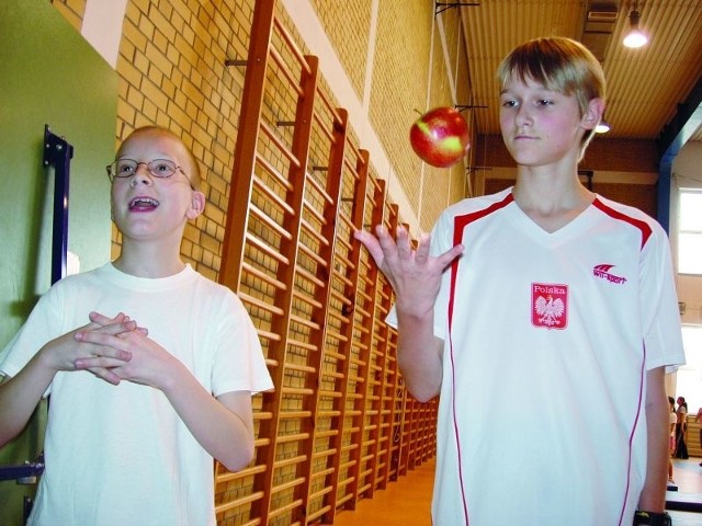 &#8211; Zawsze staramy się odżywiać zdrowo &#8211; mówią Kacper Augustynowicz (z prawej) i Kamil Osewski, uczniowie Gimnazjum nr 3 w Suwałkach. &#8211; Chętnie też uprawiamy sport.