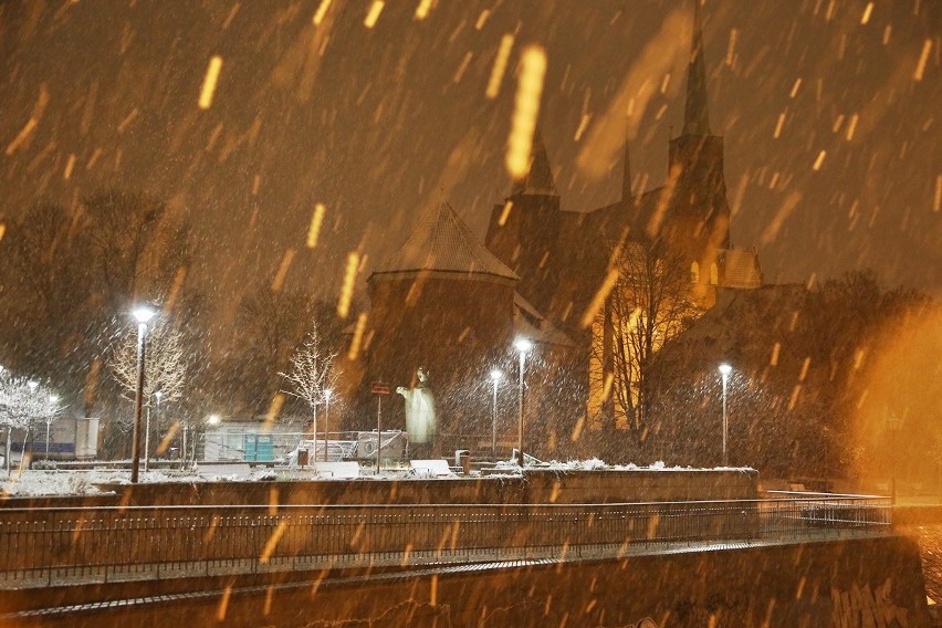 Śnieg we Wrocławiu. Widok piękny i... rzadki [ZDJĘCIA]