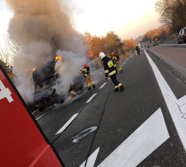 Na DK 94 w Sułkowie pod Wieliczką doszło do pożaru samochodu dostawczego. Pojazd został zupełnie zniszczony. Były utrudnienia w ruchu