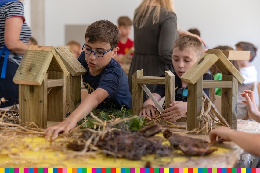 „Zielone Miasto dzikich zapylaczy” na UwB. Białostoccy uczniowie budowali domki dla owadów (zdjęcia)