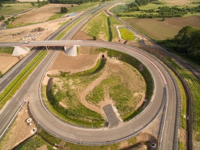 Zakończyły się prace na budowie dw&oacute;ch z trzech dolnośląskich odcink&oacute;w S3 - informuje Generalna Dyrekcja Dr&oacute;g Krajowych i Autostrad.Przeglądając kolejne slajdy dowiesz się:- kt&oacute;re odcinki S3 są już gotowe - gdzie są spore op&oacute;źnienia- jak wygląda sytuacja na budowie S3 w Lubuskiem- gdzie powstają korki w drodze nad morze i jak je ominąć- na jakim etapie jest budowa autostrady w Czechach, kt&oacute;ra na granicy będzie się łączyć z drogą S3.Zobacz, jak rok temu wyglądała budowa S3 od Polkowic do węzła z A4 za Legnicą&lt;iframe src=&quot;//get.x-link.pl/fc8660ae-6f92-a92f-5d19-bb6327ddfedf,85d644f6-31d1-ed25-4891-6884adcf00a7,embed.html&quot; width=&quot;640&quot; height=&quot;360&quot; frameborder=&quot;0&quot; webkitallowfullscreen=&quot;&quot; mozallowfullscreen=&quot;&quot; allowfullscreen=&quot;&quot; allow=&quot;autoplay; fullscreen&quot; scrolling=&quot;no&quot;&gt;&lt;/iframe&gt;&lt;center&gt;&lt;div class=&quot;fb-like-box&quot; data-href=&quot;https://www.facebook.com/gazlub/?fref=ts&quot; data-width=&quot;600&quot; data-show-faces=&quot;true&quot; data-stream=&quot;false&quot; data-header=&quot;true&quot;&gt;&lt;/div&gt;&lt;/center&gt;