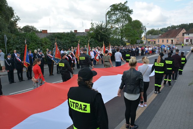 W Kikole uroczystości Święta Wojska Polskiego rozpoczęto o godz. 8.30 mszą świętą. Następnie w asyście sztandarów i orkiestry dętej goście przeszli pod pomnik, gdzie odbyło się wspólne śpiewanie pieśni patriotycznych i złożenie kwiatów. A na zakończenie na wszystkich czekał poczęstunek. Rosnąca liczba utonięć w Polsce: Jak zapobiec tragedii?