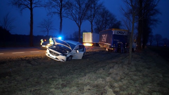 W poniedziałek około godz. 18 na drodze krajowej numer 6 (w okolicach Mianowic) doszło do wypadku. Jadący w stronę Lęborka samochód ciężarowy z niewyjaśnionych dotąd przyczyn zjechał na lewy pas i zderzył się z osobową mazdą. Obydwa samochody po zderzeniu zatrzymały się w rowie. 