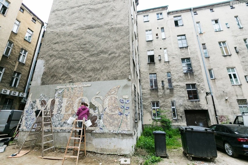 Na jednym z bloków przy ul. Edmunda Bałuki w Szczecinie...