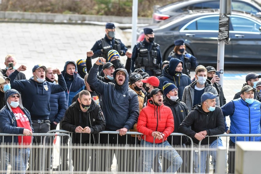 Kibice Arki Gdynia przyszli wspierać drużynę w ważnym meczu z Górnikiem Łęczna. 13.03.2021 r. Na stadion wejść nie mogli [zdjęcia]