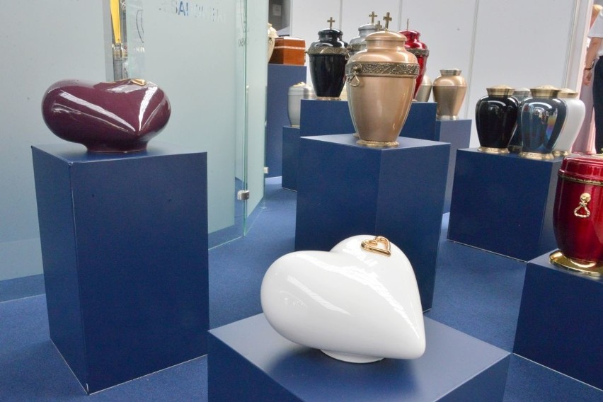 Są artystyczne urny ceramiczne, ręcznie wytwarzane przez...
