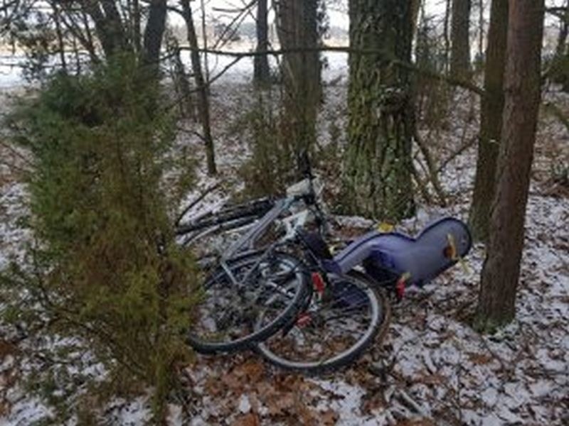 Gmina Lelis. Ukradł rowery. Policjanci znaleźli go po śladach na śniegu. 7.12.2021. Zdjęcia