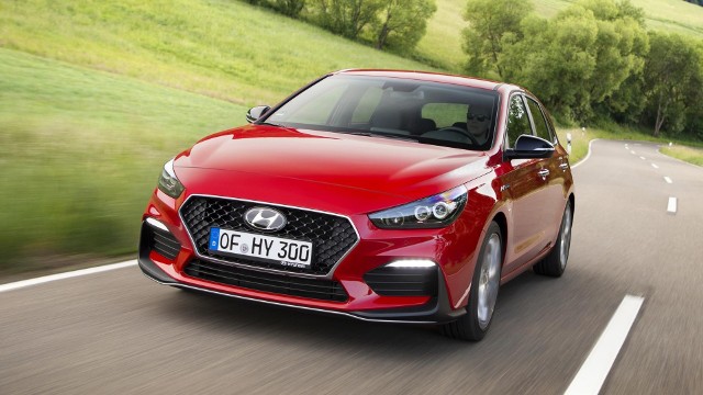 Hyundai i30 NSilnik o pojemności 2,0 l z turbodoładowaniem ma moc 275 KM i maksymalny moment obrotowy 353 Nm. Współpracuje z sześciobiegową, manualną skrzynią i zapewnia bezpośrednią reakcję na gaz oraz liniowy przyrost mocy, dzięki wczesnej reakcji turbosprężarki.Fot. Hyundai