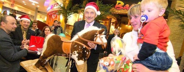 Marian Sajna, dyrektor wydziału edukacji bydgoskiego ratusza, obdarował Kamila Karpińskiego wspaniałym koniem na biegunach.