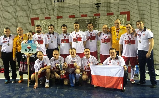 Reprezentacja Polski księży po dekoracji - nasi kapłani wywalczyli srebrny medal mistrzostw Europy.