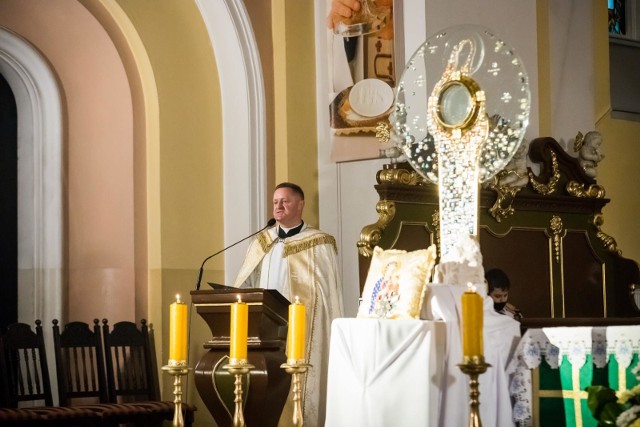 W niedzielę (18.10. 2020) ks. Krzysztof Buchholz, proboszcz parafii pw. Najświętszego Serca Pana Jezusa w Bydgoszczy, odprawił mszę świętą, podczas której wprowadzono relikwie włosów św. Jana Pawła II. To wyjątkowe wydarzenie miało także szczególną oprawę artystyczną. W koncercie zatytułowanym „Nie lękajcie się” wystąpił wokalista i kompozytor Józef Skrzek (organy i śpiew) oraz aktor Wiesław Komasa, recytujący poezję Ojca Świętego - patrona naszego województwa. Uroczystość wprowadzenia relikwii papieża Polaka odbyła się w roku, w którym święcimy 100. rocznicę zarówno urodzin Karola Wojtyły, jak i 100-lecie odzyskania przez Bydgoszcz niepodległości.