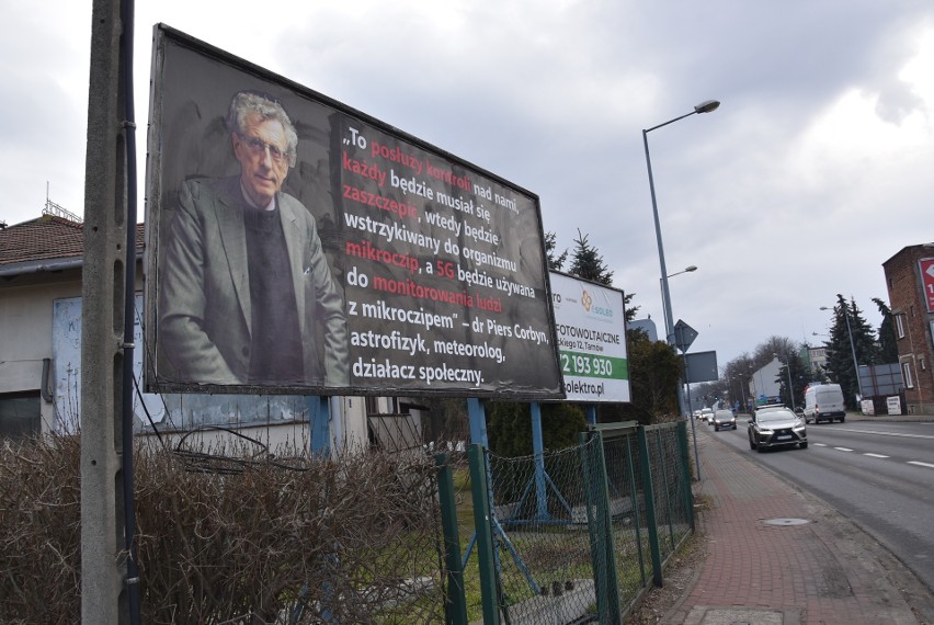 Bilboard ze zdjęciem Piersa Corbyna  i budzącymi...