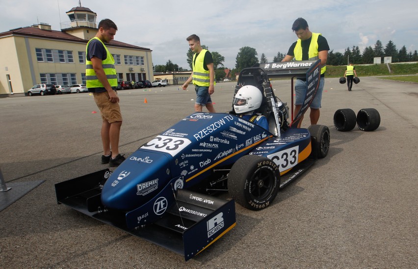 Studenci Politechniki Rzeszowskiej z koła Racing Team...