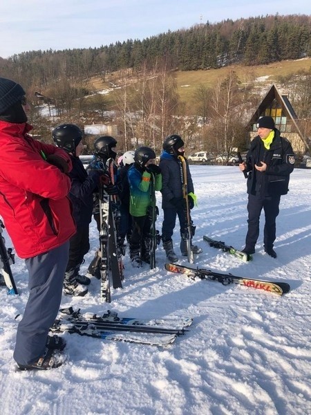 Policjanci na stoku narciarskim na Kiczerze w Puławach instruowali narciarzy jak jeżdzić bezpiecznie [ZDJĘCIA]