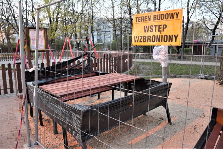 Tajemnicze konstrukcje w parku przy ulicy Ogrodowej w...