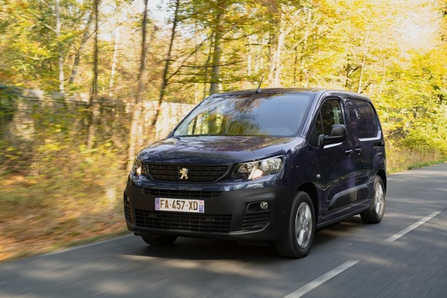 Peugeot Partner i Citroen Berlingo na przestrzeni lat wtopiły się w krajobraz drogowy Europy i dały się poznać jako solidni towarzysze codziennej pracy w wielu różnych branżach. Niedawno zaprezentowano kolejne generacje tych francuskich pojazdów użytkowych. Mieliśmy okazję już nimi jeździć.Fot. Archiwum