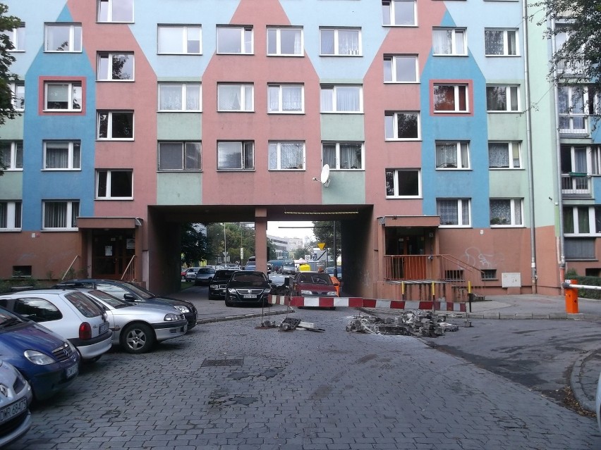 Wrocław: Remontują ul. Pabianicką. Droga jest nieprzejezdna (ZDJĘCIA)