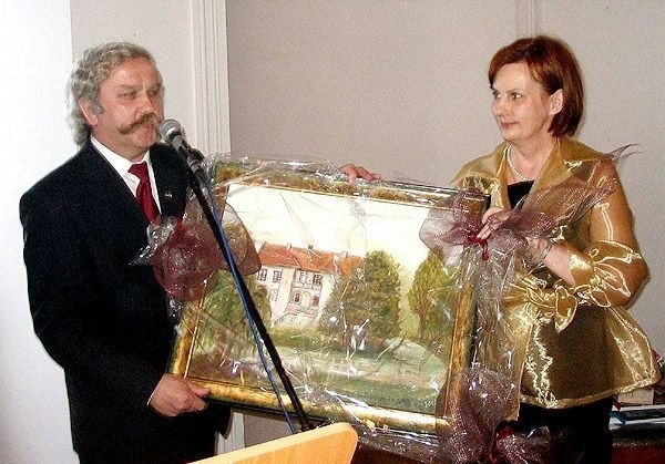 - Burmistrz Andrzej Jarzyński ofiarował prezes Grażynie...