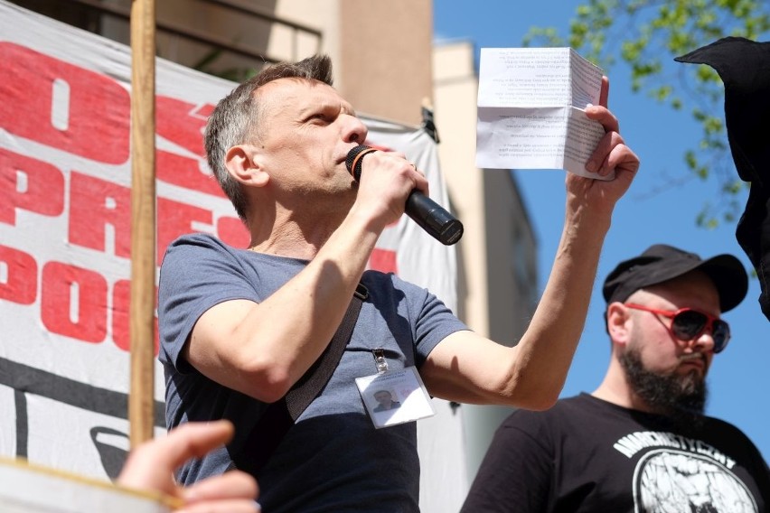 Poznań: Demonstracja przed bramą aresztu przy ul. Młyńskiej