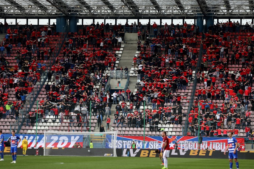 „Misiek” wyzywany na trybunach Wisły Kraków. Ultrasi grożą śmiercią konfidentom