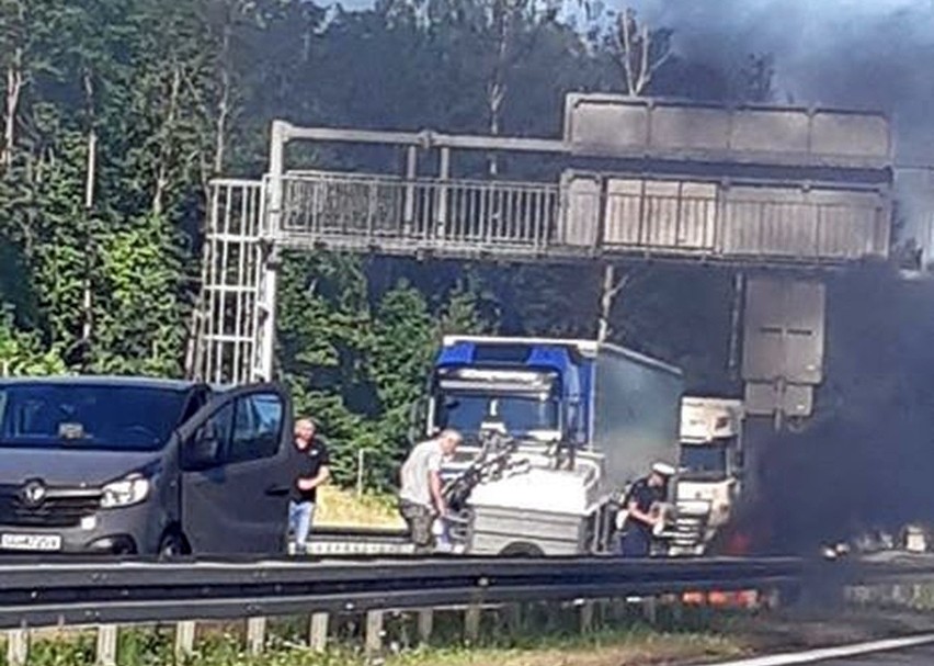 Łyski. S8 - wypadek motocyklisty, pożar motocykla po...