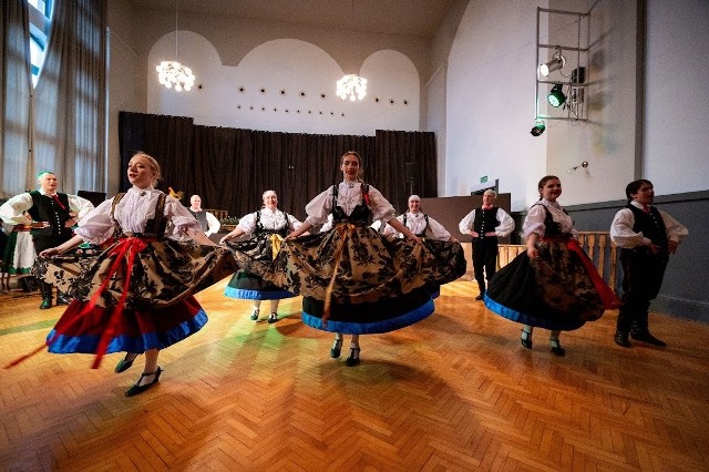 Zespół działa przy Pracowni Tradycji Polskiej. Tworzą go grupy dzieci, młodzieży i dorosłych, które wspólnie zbliżają swoją publiczność do polskiego folkloru w najpiękniejszym wydaniu.