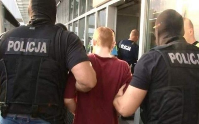 Prokuratura oskarżyła Mariusza P., Artura K. i Piotra N. o zabójstwo połączone z rozbojem i zgwałceniem. Cała trójka jest tymczasowo aresztowana.