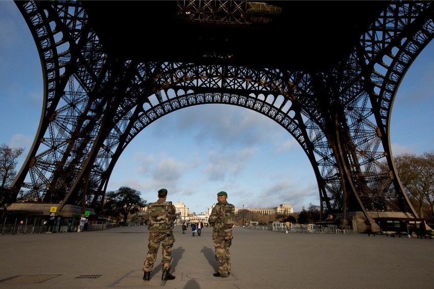 Żołnierze pod Wieżą Eiffela
