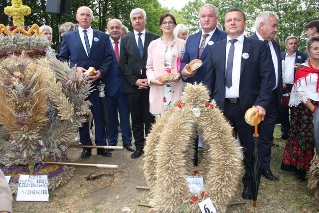 Piękne wieńce i dzielenie się chlebem. Zobacz, jak wyglądały dożynki w Rajgrodzie i w Przerośli (zdjęcia) 