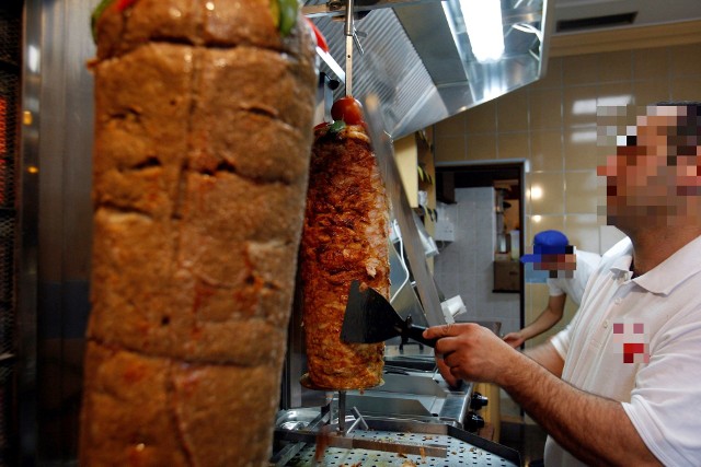 "Zaje...bię was wszystkich, islamskie śmieci!" - krzyczał Edward K. w Istambuł Kebab w Wąbrzeźnie. Napluł do surówek i rzucił się na kucharza z Uzbekistanu. Wyrok: więzienie i prace społeczne. Tłumaczył, że kiedyś jemu pluto do obiadu, w Anglii.Sąd Okręgowy w Toruniu ukarał Polaka, który zaatakował uzbeckiego kucharza w wąbrzeskim lokalu Istambuł Kebab. 3 miesiące bezwzględnego więzienia, rok prac społecznych (30 godz. miesięcznie) i zakaz zbliżania się do pokrzywdzonego obcokrajowca na mniej niż 50 metrów przez trzy lata - taki wyrok usłyszał Edward K. z ust sędziego Grzegorza Walocha. Został uznany winnym napaści na tle narodowościowym i wyznaniowym (art. 119 par. 1 kk). To przestępstwo zagrożone karą od 3 miesięcy do 5 lat więzienia, więc i tak uniknął dłuższej izolacji.