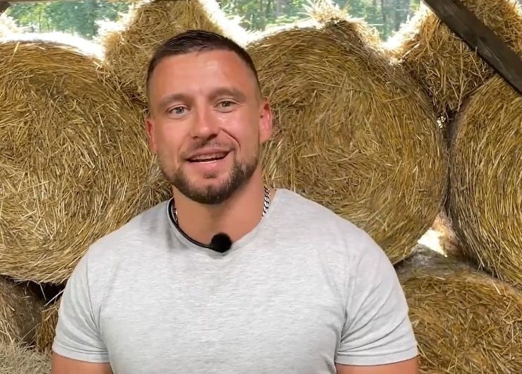 Kuba Wojnowski z Pionek wygrał nowe reality show "Farma". Część wygranej przekaże na Dom Dziecka