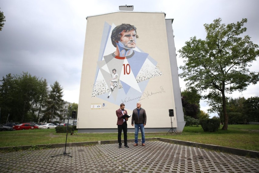 Mural z wizerunkiem Włodzimierza Lubańskiego odsłonięto w...