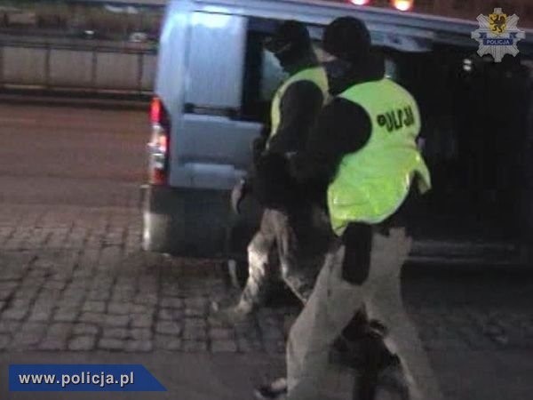 Podpalacze zatrzymani. Bandyta chciał rozjechać policjantów audi. Użyli broni (wideo)