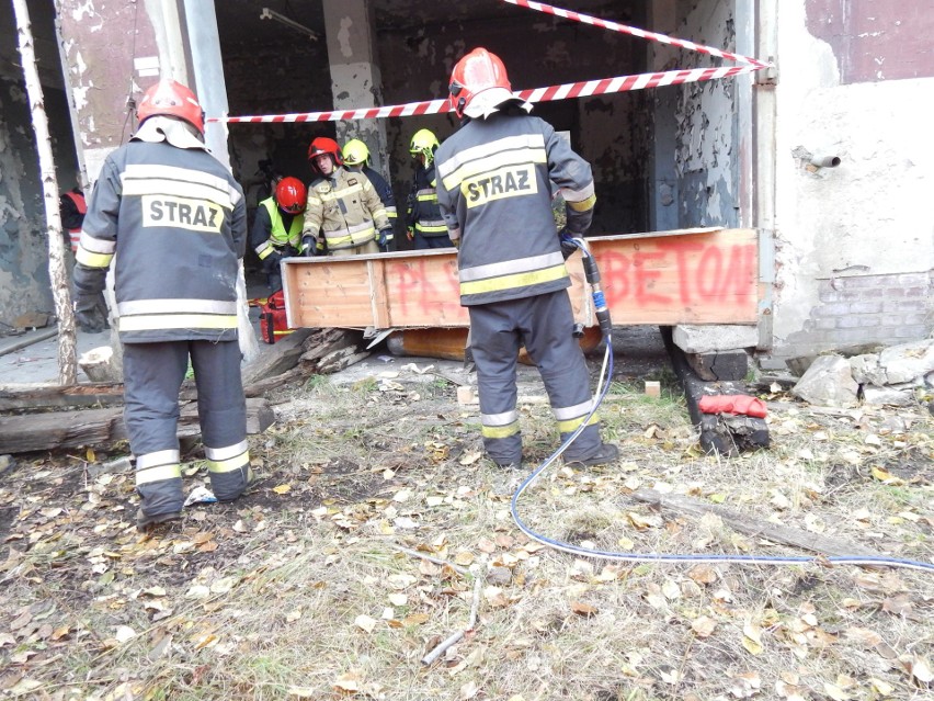 Strażacy z Mysłowic wraz z uczniami ćwiczyli na terenie...