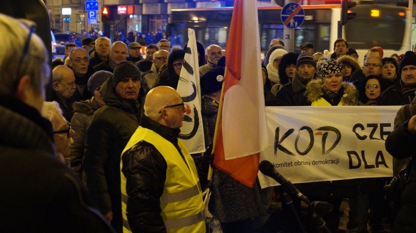 Demonstracja KOD w Częstochowie. "Demokracjo spoczywaj w...