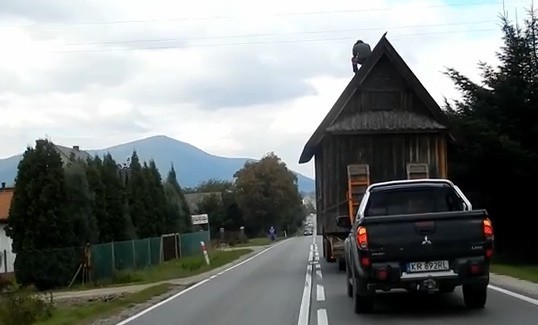 Wiózł dom na naczepie, a na dachu domu siedział człowiek! [FILM]