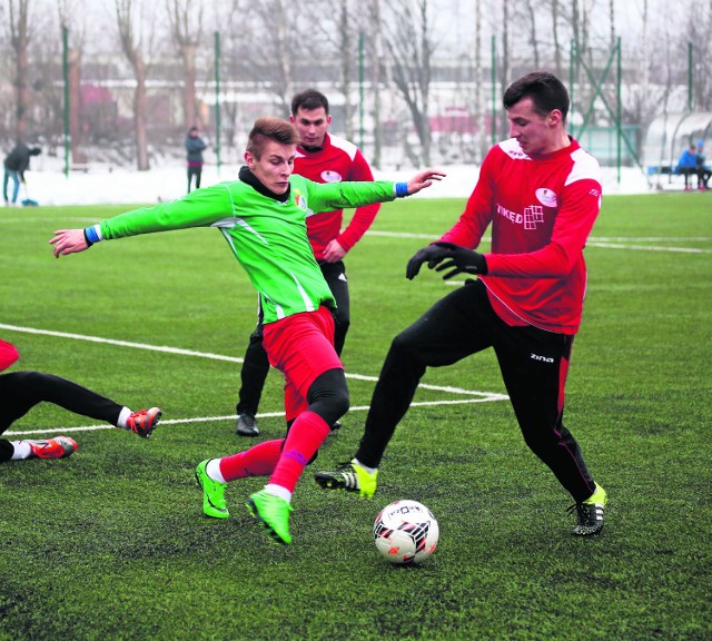 Piłkarze Gryfa Słupsk (zielone stroje) zremisowali z czwartoligowcem 1:1.