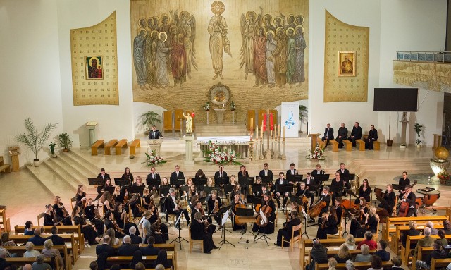 Warszawska Orkiestra Symfoniczna "Sonata" imienia Bogumiła Łepeckiego wystąpiła na koncercie w kościele Świętego Brata Alberta w Busku-Zdroju.
