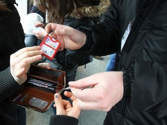 Rozmowa przez telefon w autobusie miejskim w Słupsku skończyła się mandatem.