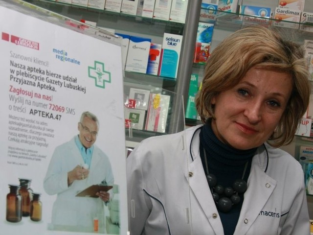 - Na ladzie wystawiliśmy ulotkę o plebiscycie. Wielu klientów gorąco nam kibicuje - mówi farmaceutka Danuta Brzychcy.