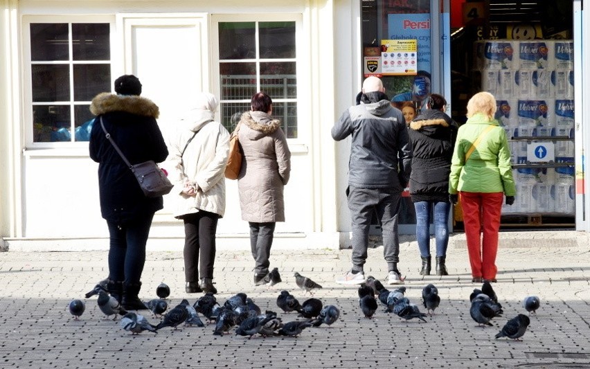 Kolejki w dobie koronowirusa. Do takich widoków zdążyliśmy...