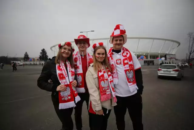 Kibice reprezentacji Polski przed meczem ze Szwecją na Stadionie ŚląskimZobacz kolejne zdjęcia. Przesuwaj zdjęcia w prawo - naciśnij strzałkę lub przycisk NASTĘPNE