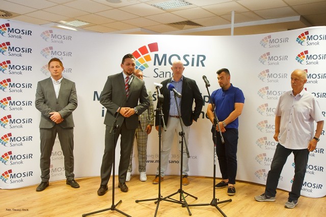 Trenera Marka Ziętarę i sponsorów drużyny przedstawiono na konferencji prasowej w Arenie Sanok.