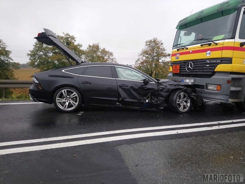 Groźny wypadek w Dąbrowie. Zderzyły się trzy samochody.