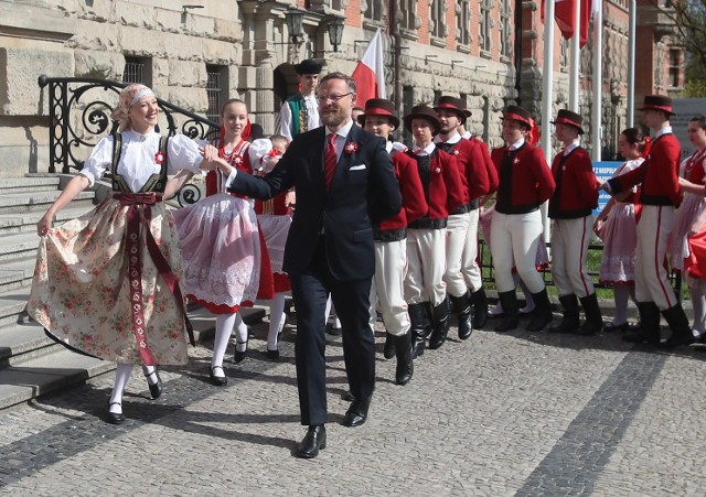 Świętowanie rocznicy uchwalenia Konstytucji 3 Maja rozpoczęło się w Szczecinie od zaśpiewania na Wałach Chrobrego powstałego w czasie powstania listopadowego "Mazurka 3 Maja", zwanego często "Witaj Majowa Jutrzenko"