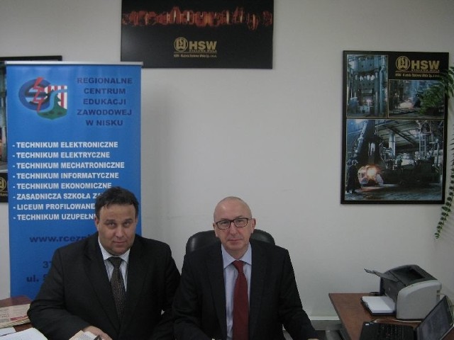 Dyrektor RCEZ Marcin Pilarski i prezes zarządu HSW &#8211; Kuźnia Stalowa Wola Marek Stępniewski po podpisaniu umowy o współpracy.