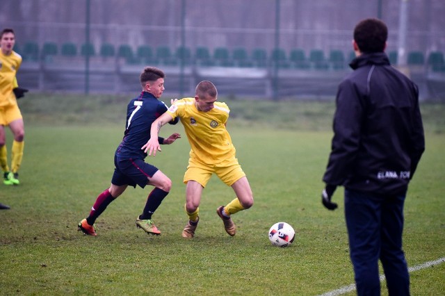 W 16. kolejce Centralnej Ligi Juniorów Elana Toruń zremisowała 1:1 z Pogonią Szczecin. Przygotowując się do tego spotkania torunianie zmierzyli się z reprezentacją Polski do lat 17.