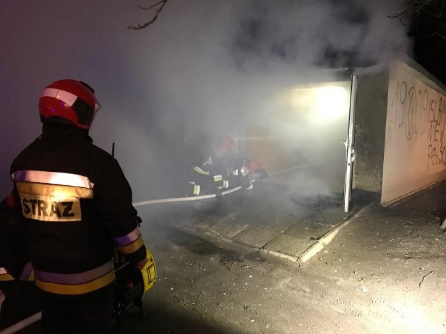 W piątek wybuchł pożar w garażu przy ul. Łukasińskiego w Przemyślu. Jeden z dwóch mężczyzn przebywających w środku został poparzony. W momencie pożaru w garażu nie było samochodu. Przyczyną pożaru było prawdopodobnie nieumyślne zaprószenie ognia.