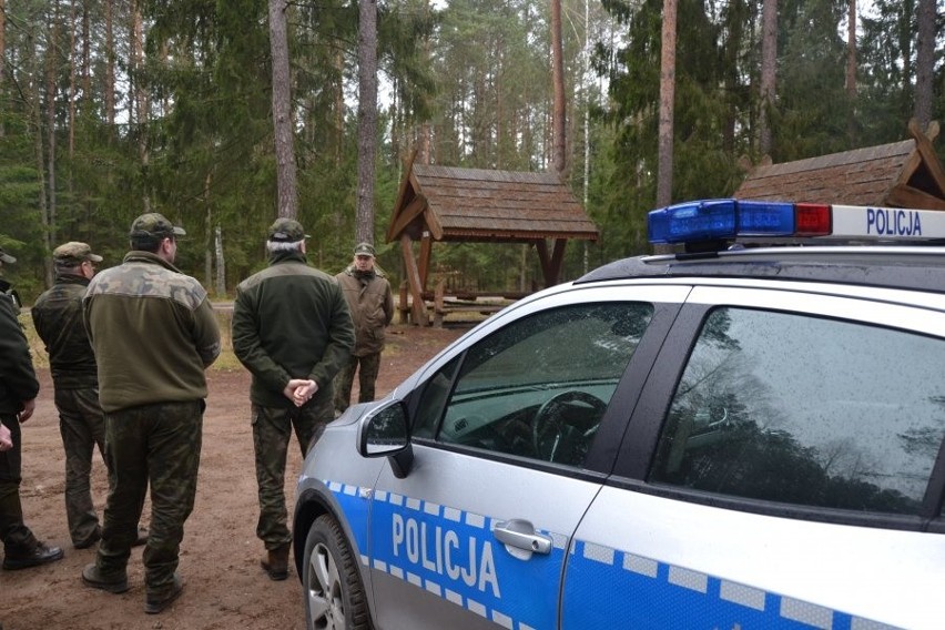 Policjanci z psami ruszyli na kłusowników. Wspólna akcja mundurowych (zdjęcia)